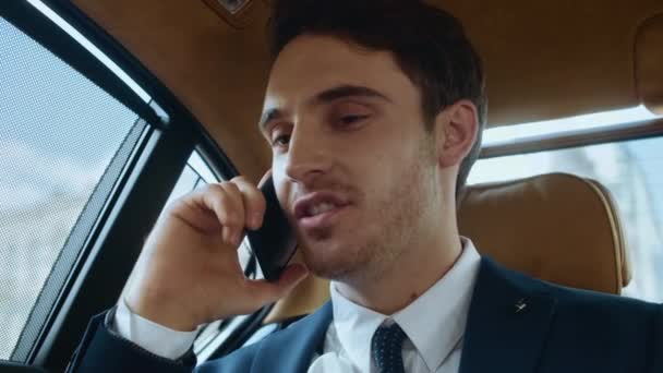 Портрет щасливого бізнесмена отримує хороші новини по телефону в бізнес-автомобілі . — стокове відео