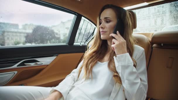 Triste mujer de negocios hablando por teléfono celular en el salón de negocios de coches. — Vídeo de stock