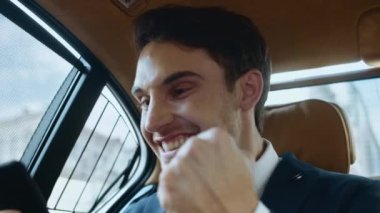 Modern arabadaki mutlu iş adamının portresi şaşırtıcı..