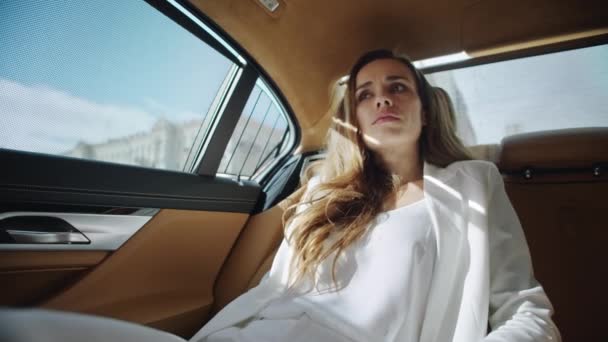 Retrato de mujer de negocios cansado relajarse en el asiento trasero del automóvil moderno. — Vídeos de Stock