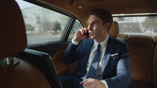 Nadšený podnikatel slyší dobré zprávy na mobilním telefonu v obchodním autě. — Stock video