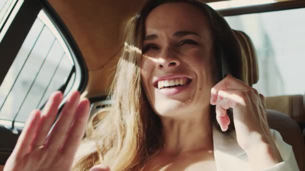 Donna d'affari sorridente che si rallegra per le buone notizie sullo smartphone in auto d'affari. — Video Stock