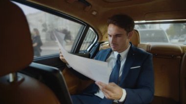 Sinirli iş adamı modern arabada kötü sonuçlar elde etmekten bıktı. Stresli adam.