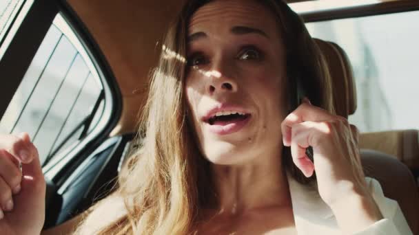 Портрет тривожної бізнес-леді, що присягає на мобільний телефон у бізнес-автомобілі . — стокове відео