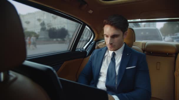 Homme d'affaires agressif se mettre en colère près de l'écran d'ordinateur portable dans la voiture moderne. — Video