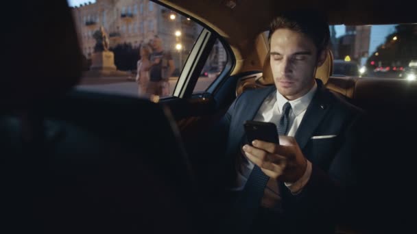 Frustrovaný obchodník dostává negativní zprávu po telefonu v autě. Muž se cítí naštvaný — Stock video