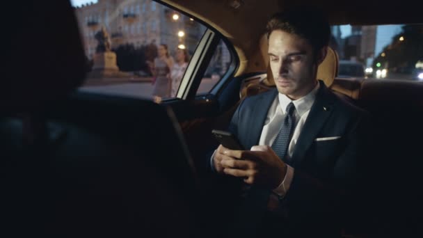 Επιχειρηματίας γράφει μήνυμα στο smartphone στο αυτοκίνητο. Κείμενο πληκτρολόγησης ανθρώπου στο κινητό — Αρχείο Βίντεο