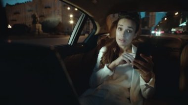 Güzel bir iş kadını uzak bir iş yerinde cep telefonuyla konuşuyor..