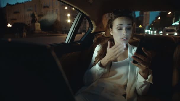 Ansiosa mujer de negocios solución de problemas relación en el chat de vídeo en el coche de lujo. — Vídeos de Stock