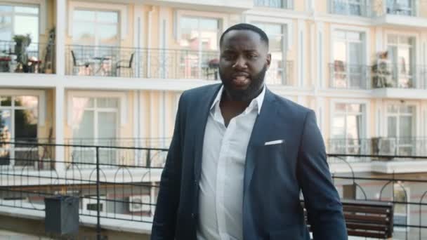 Παιχνιδιάρης Αφρο-επιχειρηματίας που χορεύει έξω. Επιχειρηματίας χαλαρώνει μετά την εργασία — Αρχείο Βίντεο