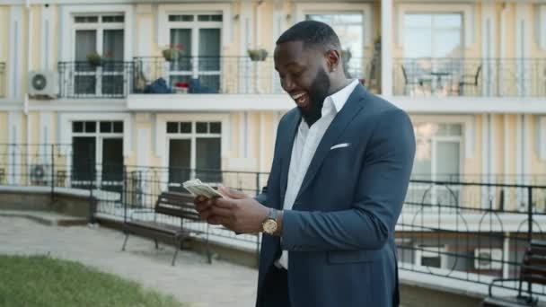 Hombre de negocios alegre contando dinero al aire libre. Hombre profesional de pie fuera — Vídeos de Stock