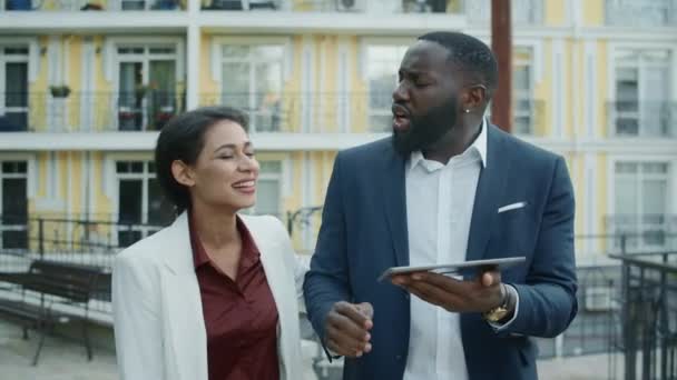 Casal de negócios feliz recebendo notícias no computador tablet. Equipe celebrando o sucesso — Vídeo de Stock