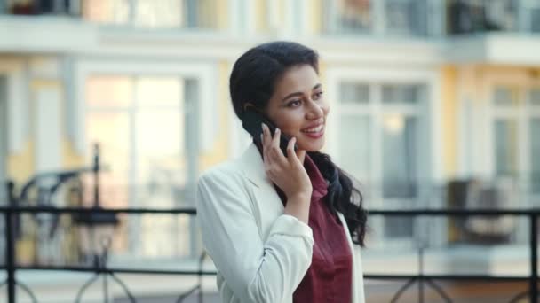 Una mujer de negocios llamando al teléfono de afuera. Empresaria comunicando celular — Vídeos de Stock