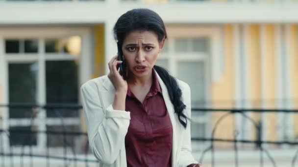 Ingerült üzletasszony beszél mobilról a városi utcában. A hölgy boldogtalan. — Stock videók