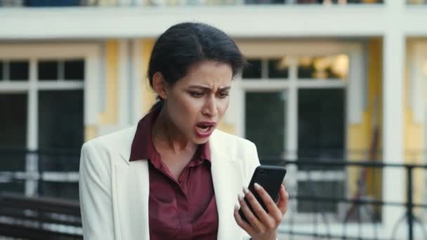 Empresaria decepcionada teniendo video chat afuera. Mujer llamando al aire libre. — Vídeos de Stock