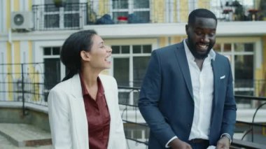 Gülen karışık ırk çifti dışarıda hoş sohbetler yapıyorlar..