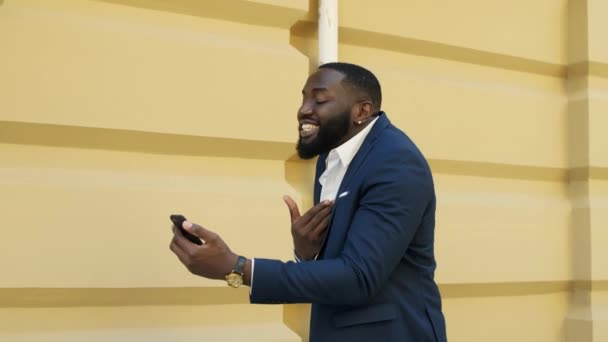 Homem de negócios sorrindo falando em videochamada. Afro cara falando no celular — Vídeo de Stock