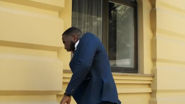 Αφρικανός επιχειρηματίας που χορεύει έξω. Νικητής επιχειρηματίας παλαμάκια χέρια στο δρόμο. — Αρχείο Βίντεο