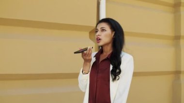 Stresli iş kadını dışarıda konuşuyor. Hoparlör kullanan kadın