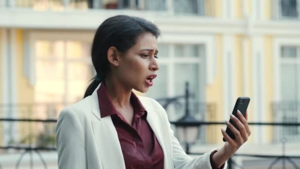 Разочарованная женщина-предприниматель, имеющая видео-чат на мобильном телефоне на улице. — стоковое видео