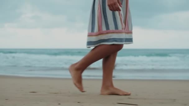 Nieznana dziewczyna relaksująca się na wybrzeżu. Nierozpoznana kobieta spacerująca po plaży. — Wideo stockowe