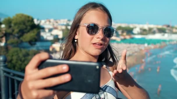 Radosna dziewczyna ciesząca się wakacjami na świeżym powietrzu. nastolatek pozowanie dla kamery na zewnątrz. — Wideo stockowe
