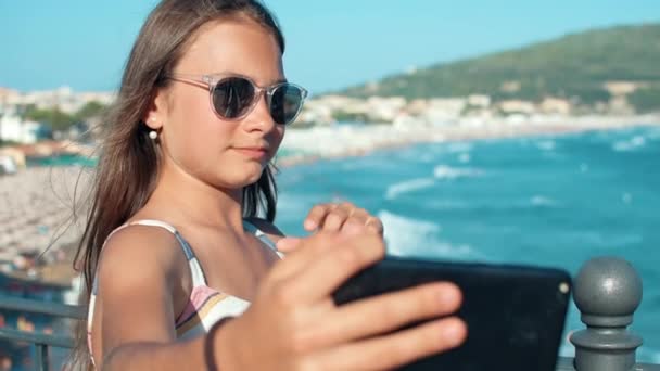 Щаслива дівчина виносить селфі на вулицю. Молода жінка махає рукою до мобільного телефону на відкритому повітрі . — стокове відео