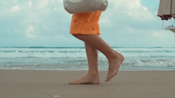 Joven desconocido disfrutando de vacaciones de verano en la playa. Chico piernas caminando al aire libre. — Vídeo de stock