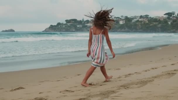 Chica alegre divertirse en la playa del mar. Feliz adolescente descansando en la costa. — Vídeos de Stock