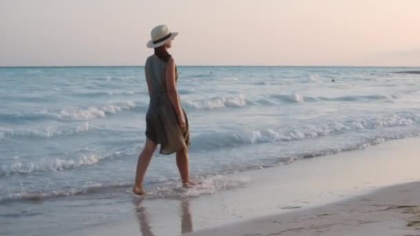 Bonita mujer descansando en la playa. Modelo hembra descalza caminando en olas marinas. — Vídeo de stock