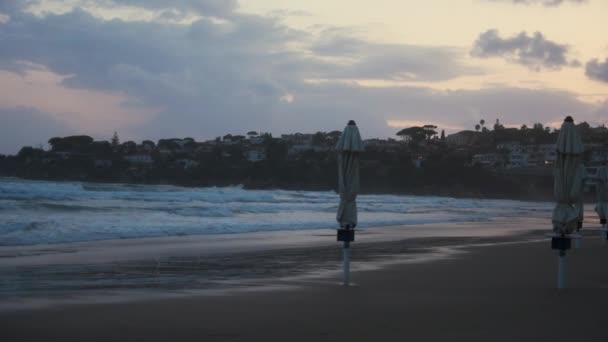 日の出のビーチの上に豪華な朝の空。海岸線に転がり込む波. — ストック動画