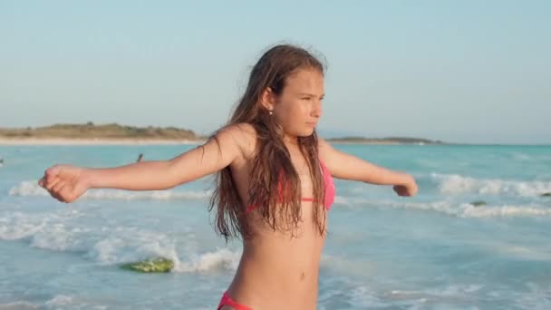 Focused woman doing exercises at seashore. Pretty girl training at beach. — Stock Video