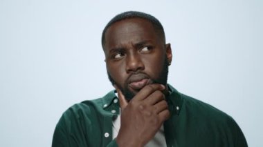 İçeriden düşünen düşünceli bir Afrikalı. Afro şaşırmış öğrenci kamerası. 