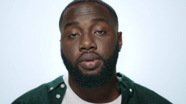 Yakın plan Afro-Afrikalı adam kameraya evet diyor..