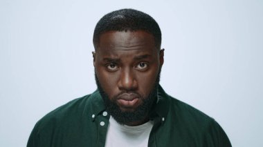 Ciddi bir Afrikalı yakışıklının gri arka planda büyütülmüş portresi.. 