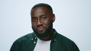 Afrikalı yakışıklı adamın portresi stüdyoda hava öpücüğü yolluyor..