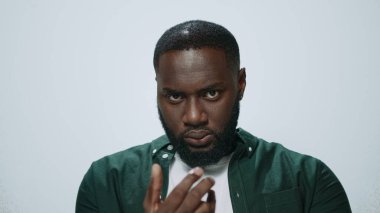 Yakın plan, öfkeli Afro-Amerikan adam hafif arka plan tehdidi. 