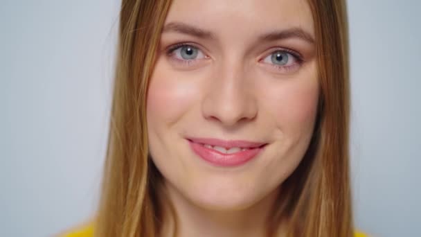 Closeup beautiful woman shaking yes with head at camera on grey background. — Stock Video