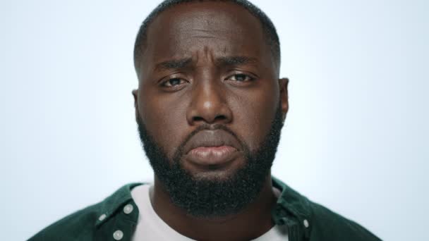 Portrait de l'homme afro-américain émotionnel souriant sur fond clair. — Video
