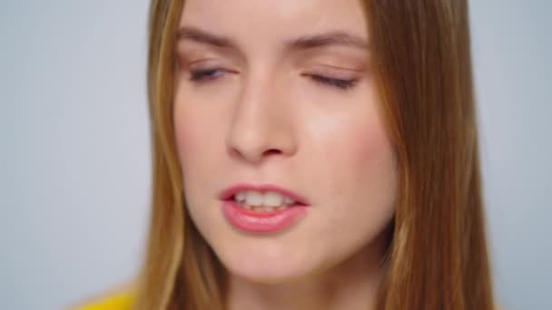 Closeup naštvaný žena křičí s agresivní emoce na kameru ve studiu. — Stock video