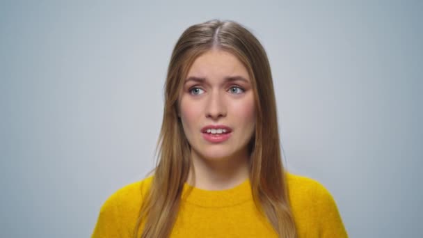 Retrato de mulher atraente estressado acenando cabeça não em fundo cinza. — Vídeo de Stock