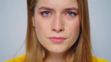 Stüdyoda kameraya bakan üzgün bir kadının portresi. Mutsuz bir kızın ağlaması..