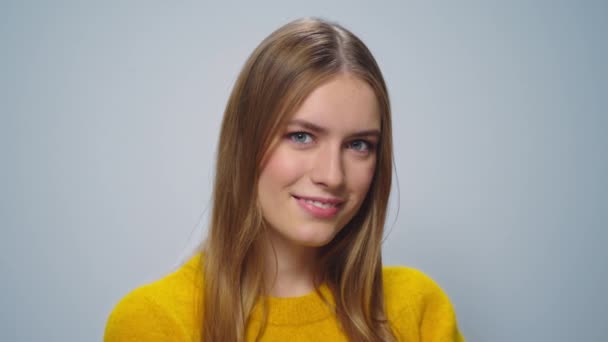 Porträt einer schönen Frau, die im Studio vor der Kamera flirtet. Lächelndes sexy Mädchen. — Stockvideo
