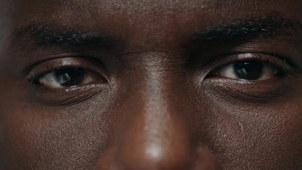 Um homem afro-americano muito próximo, a olhar para a câmara. cara cara cara Africano — Vídeo de Stock