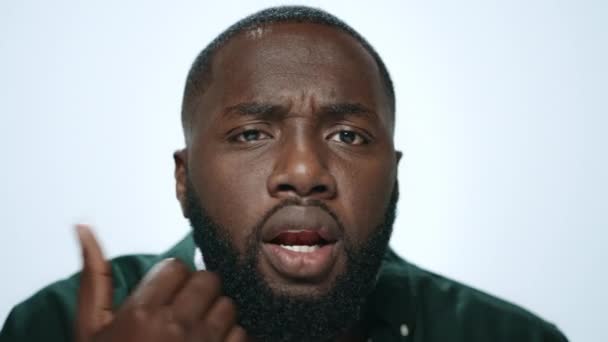 Porträt eines gutaussehenden afrikanisch-amerikanischen Mannes mit Bart im hellen Hintergrund. — Stockvideo