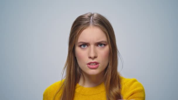 Retrato de mujer atractiva enojada gritando a la cámara sobre fondo gris. — Vídeos de Stock