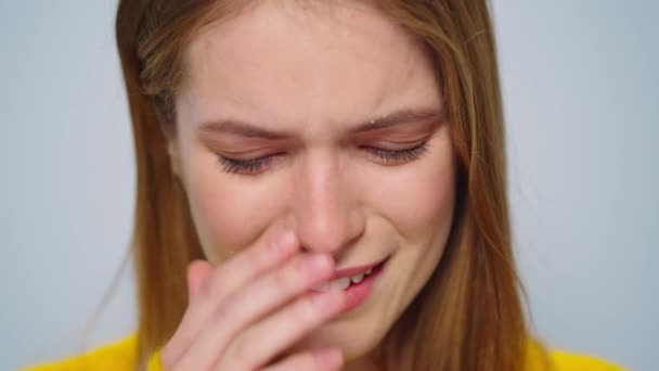 Closeup mulher atraente chorando à câmera no fundo cinza no estúdio. — Vídeo de Stock