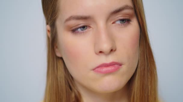 Closeup pensive woman choosing idea at camera on grey background. Thinking girl — Stock Video