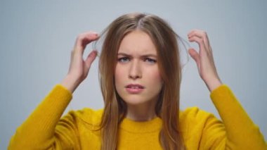 Odaklanmış çekici kadının portresi gri arka planda görünümü geliştiriyor