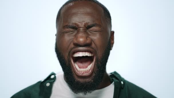 Sorprendido hombre afroamericano gritando en un fondo claro. Afro chico gritando — Vídeos de Stock